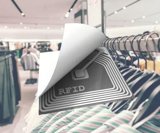 As vantagens e casos de aplicação da tecnologia RFID na indústria da fast fashion